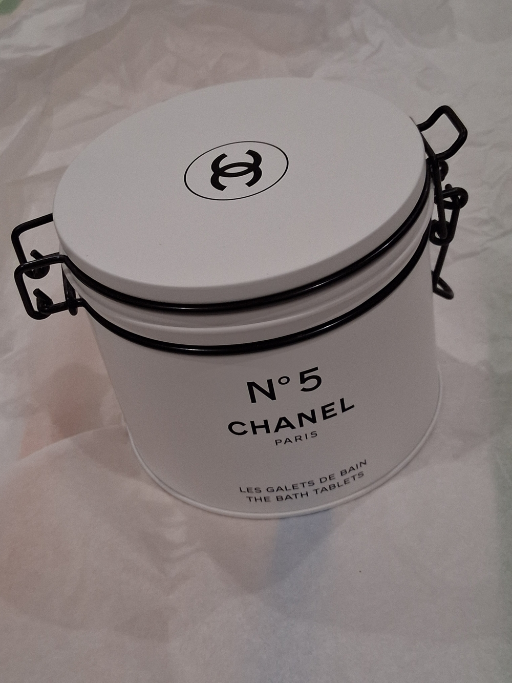 CHANEL N°5 White Bath Tablet Tin Has 5 Bath Tablets .Tin still Looks New.